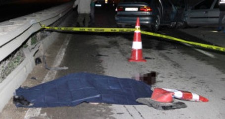 Kazada Yaralanan Sürücü Yardım Beklerken Başka Bir Arabanın Altında Kaldı