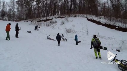 Il s'explose à vélo dans la neige