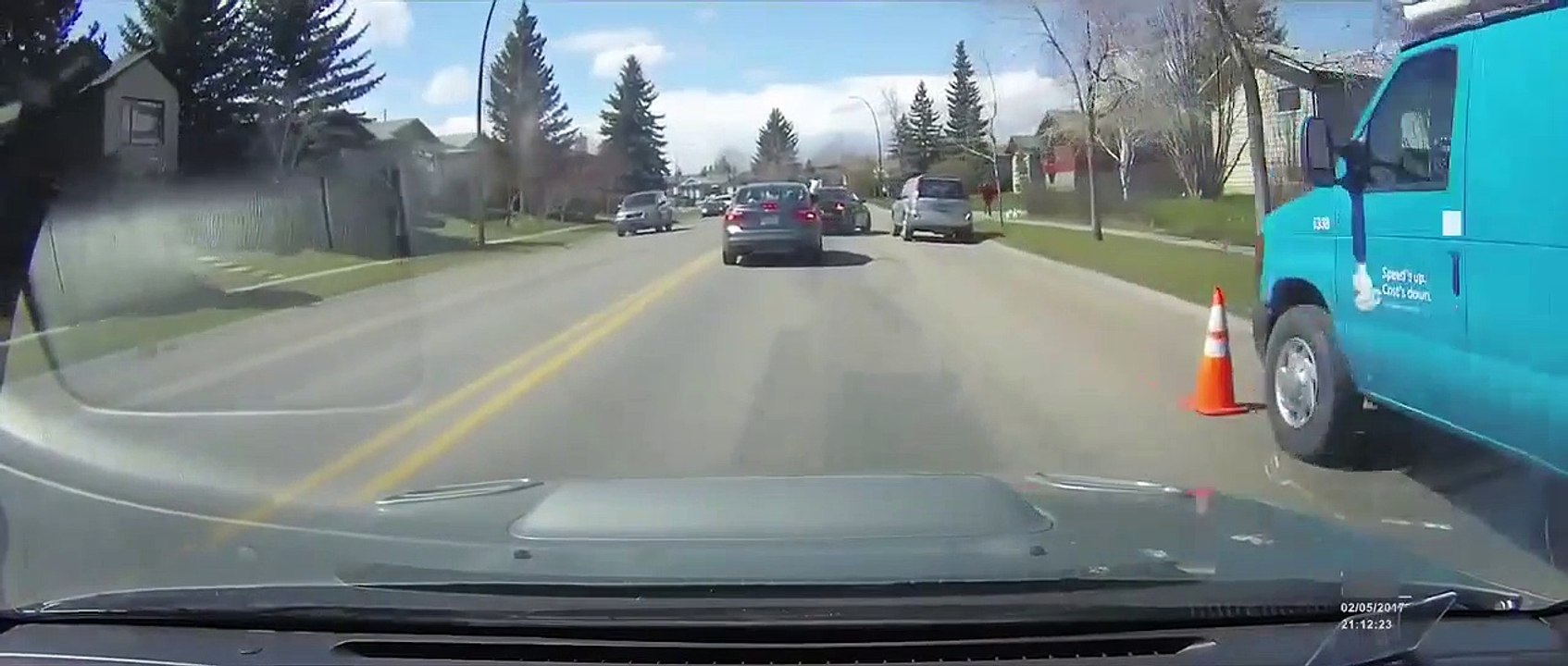 Un chien tombe d'une fenêtre de voiture en route