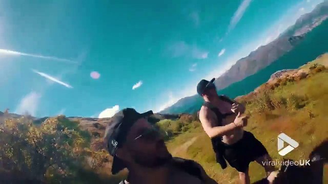 Il marche sur la cime des montagnes en Nouvelle-Zélande