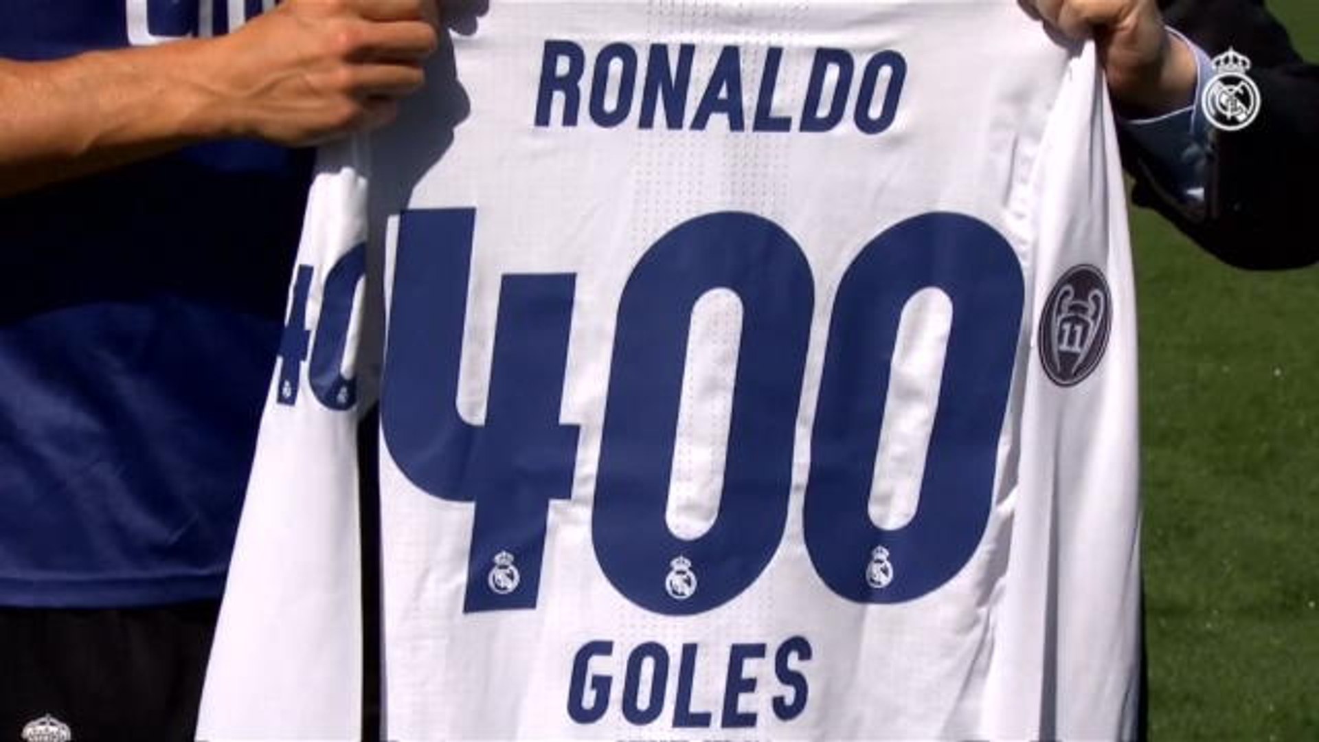 Ronaldo gets 400 goal shirt from Real