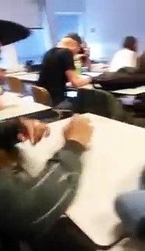 Réveillé à l'extincteur par son prof en plein cours