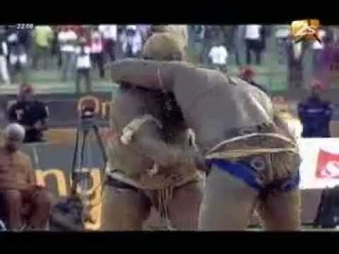 Victoire éclatante Balla Gaye 2 sur Yékini - Bantamba du 24 avril 2012