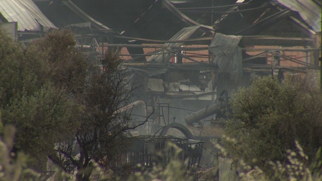 Los bomberos siguen trabajando en incendio de Arganda