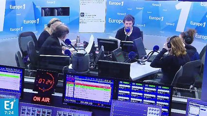 Amanda Lear : "François Bayrou a avalé la Clé USB avec le clip de campagne dedans. Il a pris ça pour un Apéricube"