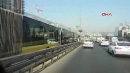 Metrobüs Arıza Yaptı; Yolcular Yürüdü 1