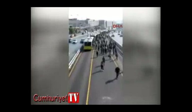 Metrobüs arıza yaptı yolcular yürüdü