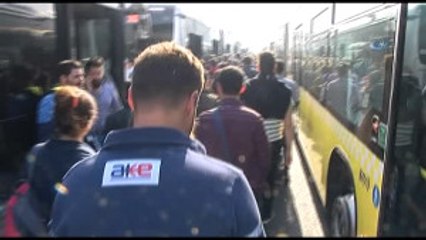 Metrobüste Meydana Gelen Arıza Nedeniyle Seferler Aksadı.