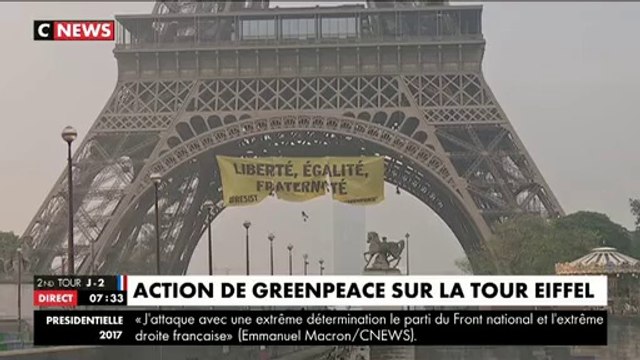 Greenpeace déploie une banderole anti-FN sur la Tour Eiffel