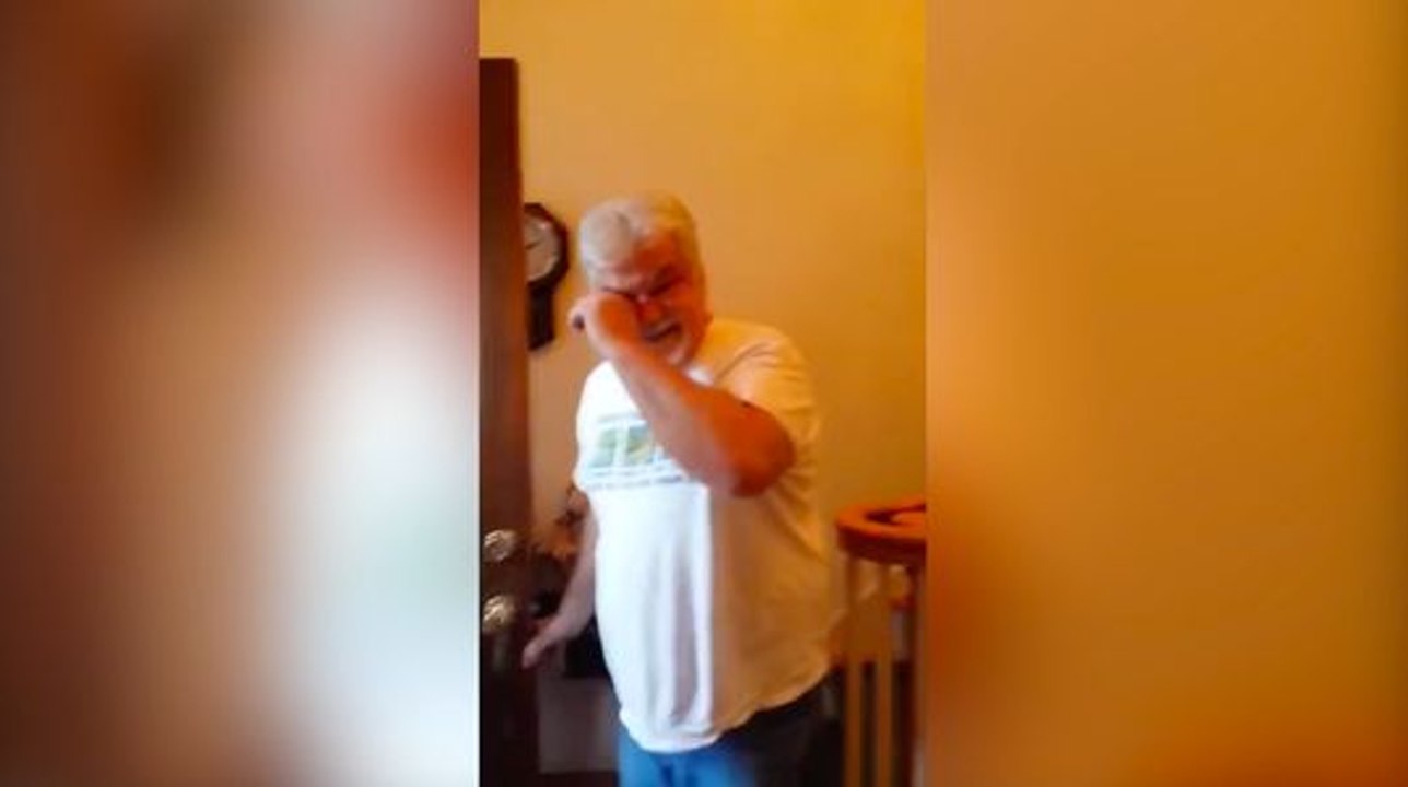 Moment d'émotion lorsqu'un grand père rencontre sa petite fille pour la première fois !