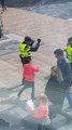 Trop marrant ces policiers viennent danser avec des fillettes dans la rue... Bonne ambiance