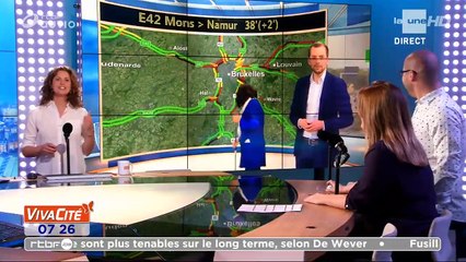 Quand la femme de ménage passe en direct sur le plateau TV... Faut bien nettoyer