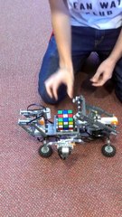 High School student Built a robot to solve a Rubik's Cub.. AMAZING!!