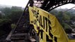 Greenpeace déploie une banderole contre le FN sur la tour Eiffel