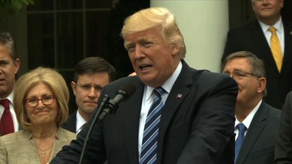 Un Trump triomphant promet d'"achever" Obamacare