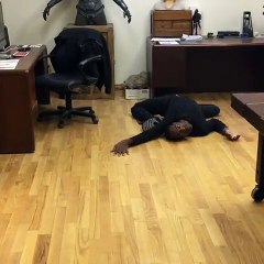 Troy James rejoue une scène de "L'Exorciste" OMG VIDEO