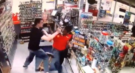 Kasiyeri Bıçaklayıp Kasayı Boşalttı