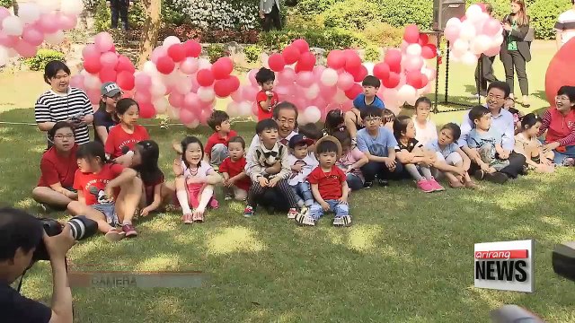 Presidential candidates spend Children's day, targeting parents of Korea's young children
