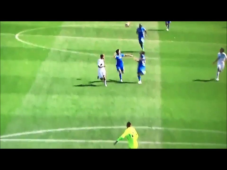 Two Empoli players trying to clear the ball