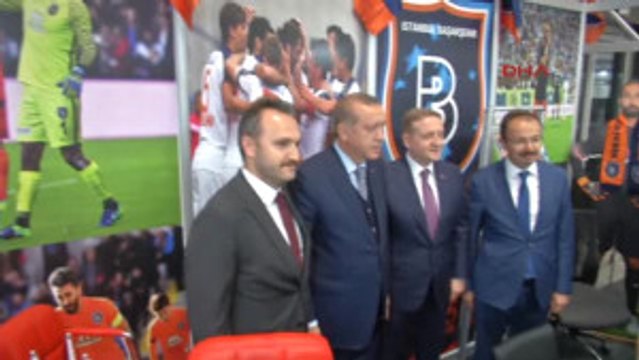 Cumhurbaşkanı Erdoğan Penaltı Kullandı, Fenerbahçe'nin Hedef 1 Milyon Üye Stantını Ziyaret Etti