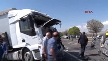Kayseri'de Minibüs Ile Tır Çarpıştı: 1 Ölü, 1 Yaralı