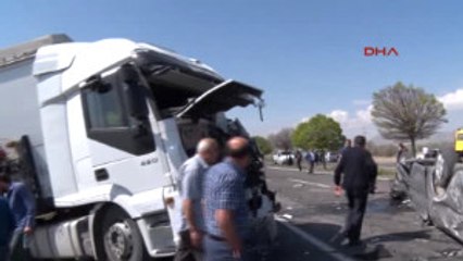 Kayseri'de Minibüs Ile Tır Çarpıştı: 1 Ölü, 1 Yaralı