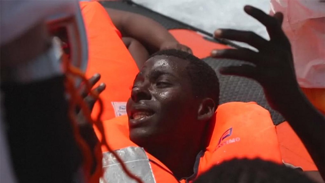 Chanting "Italia, Italia'', hundreds of migrants head to Italy after sea rescue