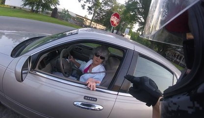 Un motard fait la morale violemment