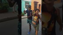 Deux jeunes rappeurs font du freestyle dans la rue