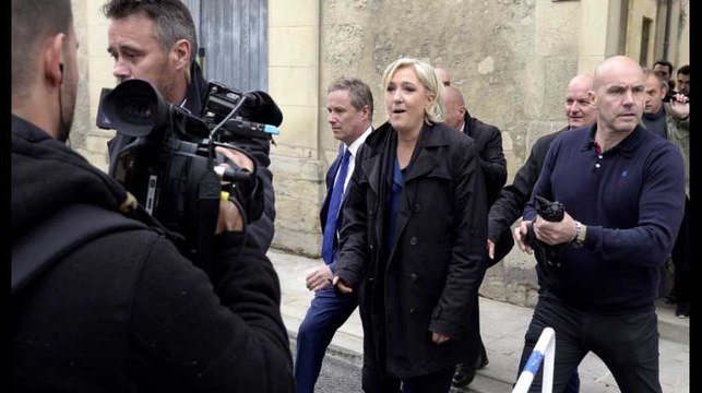Le Pen exfiltrée de la cathédrale de Reims après avoir été accueillie par les cris et sifflets de manifestants
