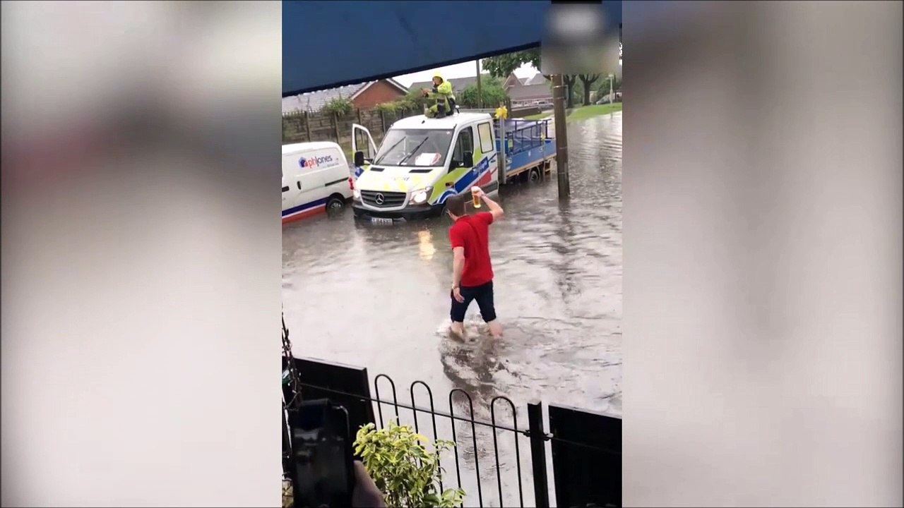 Ils savent comment reconforter ces ouvriers coincé par les inondations !