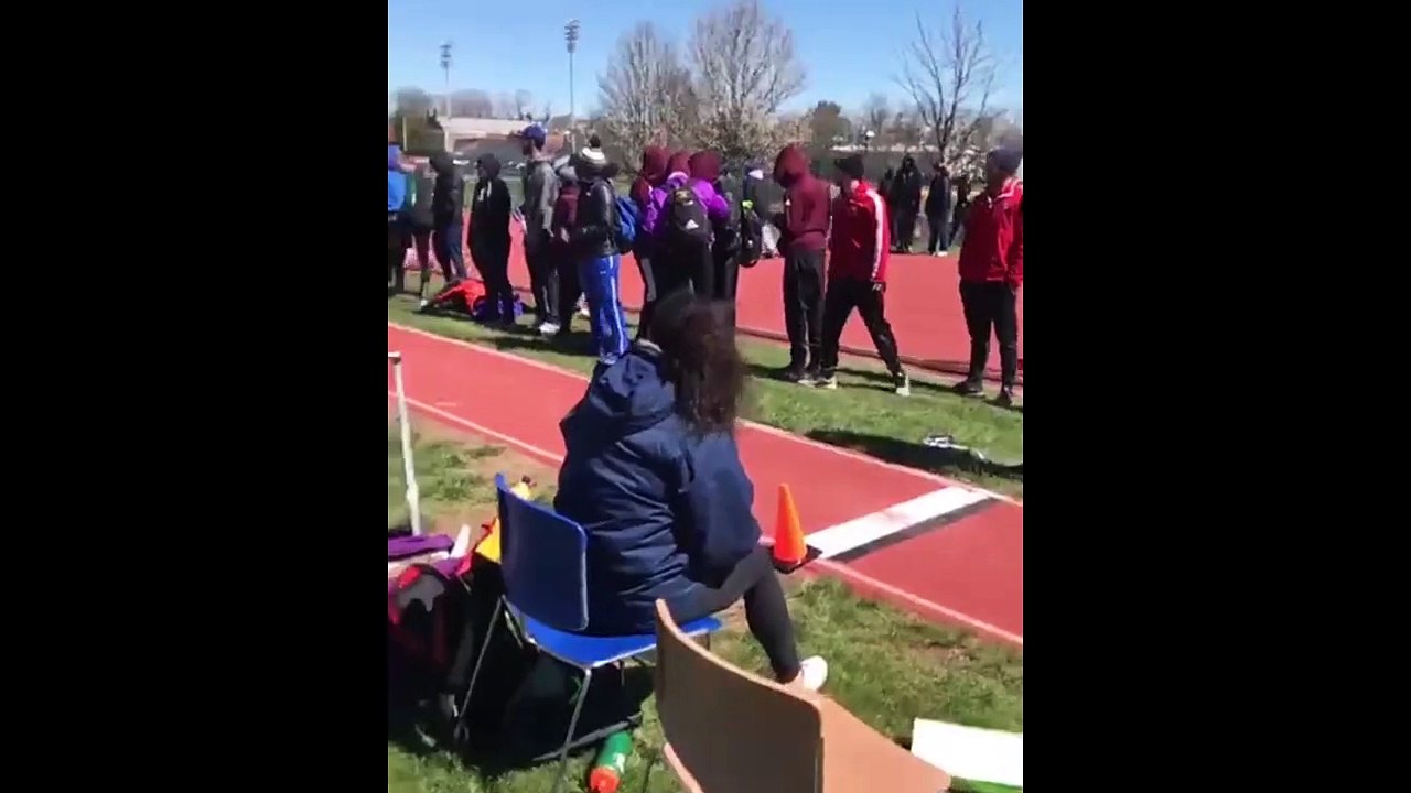 Il glisse sur la planche lors de son saut en longueur et ça se termine douloureusement pour lui