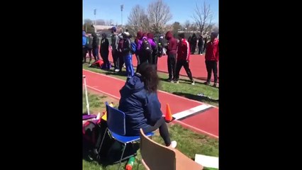 Il glisse sur la planche lors de son saut en longueur et ça se termine douloureusement pour lui
