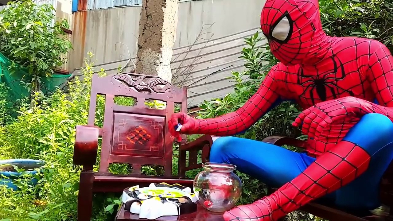 Dinosaurs for kids spiderman Siêu nhân nhện săn khủng long bạo chúa w- Superhero in real life fun -)