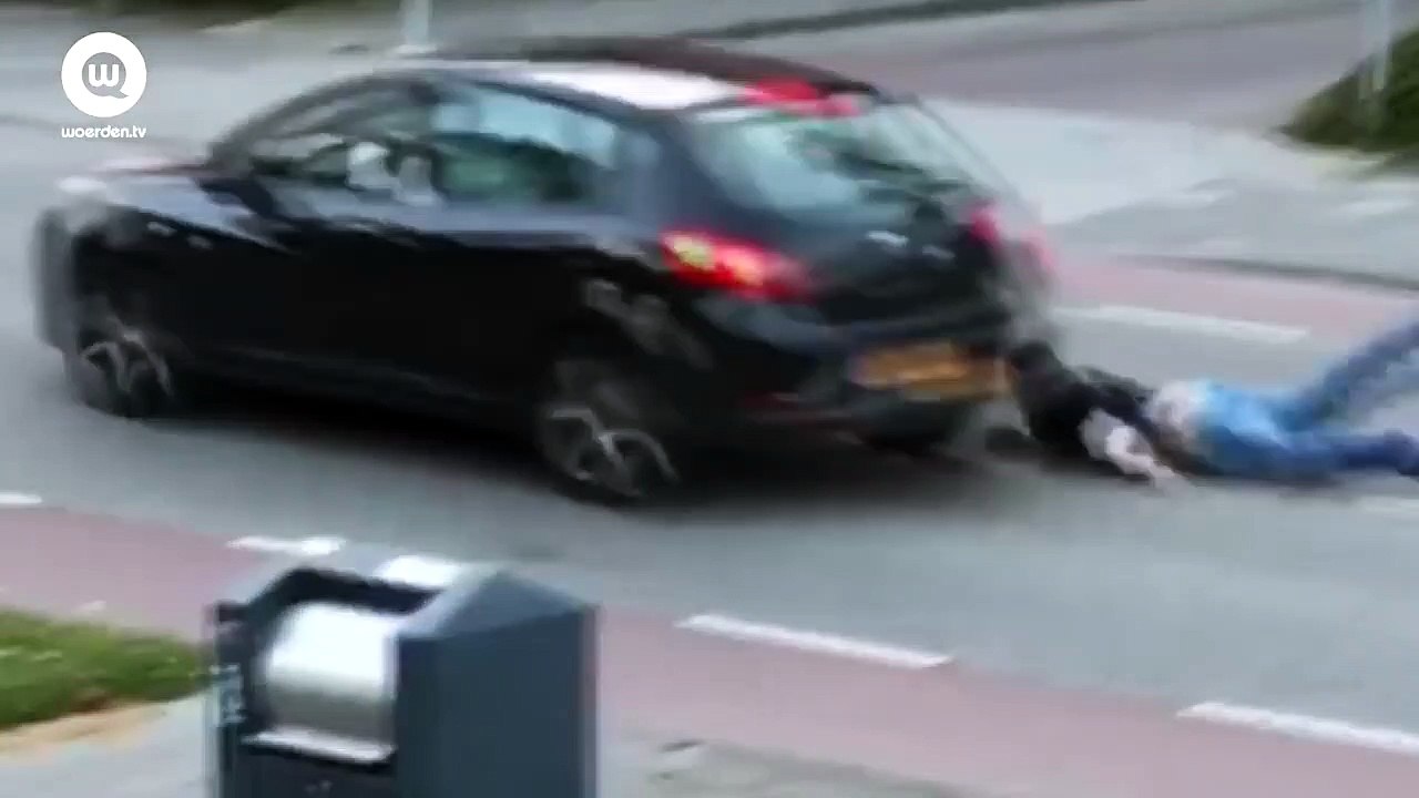 Un dealer fait une belle crasse à son collègue en voyant la police arriver