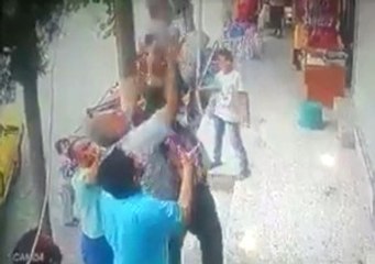 Minik Kızı Havada Yakaladılar: O Anlar Kamerada