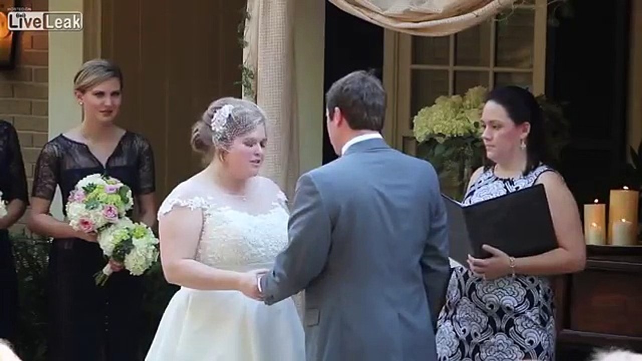 Le moment horrible lors des vœux romantiques de mariage d'un couple