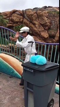 Un operatore del parco Disney sta pulendo la ringhiera, ciò che fa diverte grandi e piccoli!