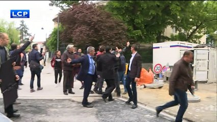 Le Pen vaiada em cidade símbolo da realeza francesa