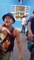 Deux ados se lancent dans un freestyle de rap alors qu'ils marchent dans la rue