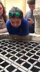 Elle chante Hallelujah dans un puit sans fond et la vidéo devient virale ! Vous allez vite comprendre pourquoi !