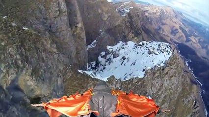 Une femme russe de 63 ans qui prétend fair du wingsuit!!