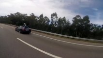 Acidente na A28 termina com motociclista em cima dum carro