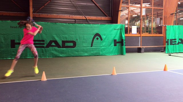 Pas sautés et vitesse au tennis