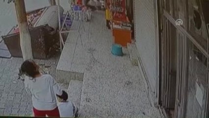 Balkondan Düşen Çocuğu Havada Yakaladılar