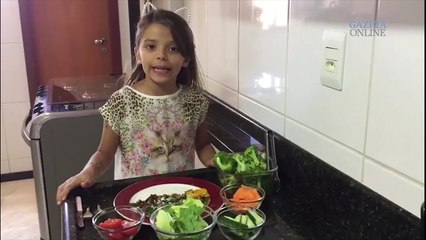 Menina faz vídeo sobre seu almoço recheado de legumes