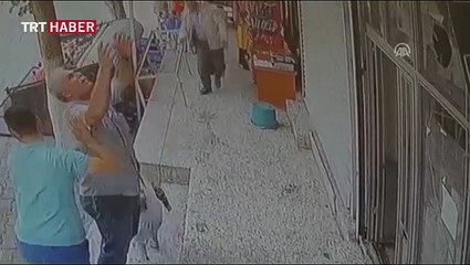 Balkondan düşen çocuğu havada yakaladılar