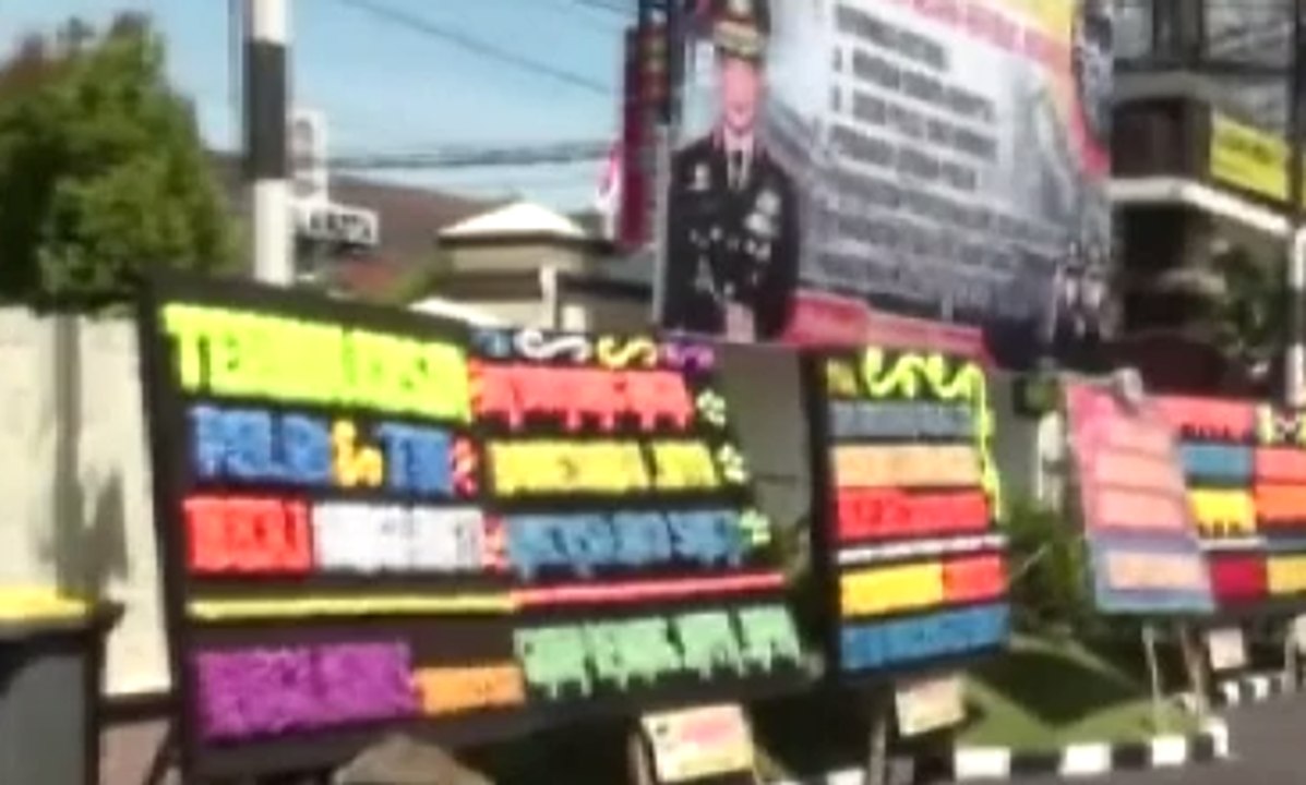 Karangan Bunga Berdatangan ke Mapolres Makassar