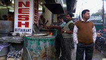 Delhi chef dips hands into boiling hot oil