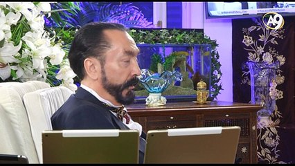 Münafık başkalarının evlerinde fotoğraf çektirerek kendini zengin gösterir